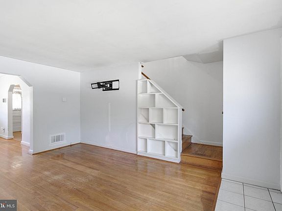 4th image of 709 Tolna St