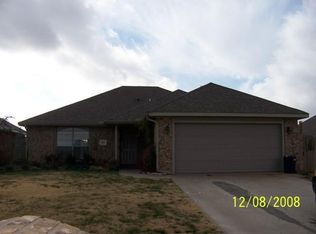 520 E Greenwood Ln, Mustang, OK 73064