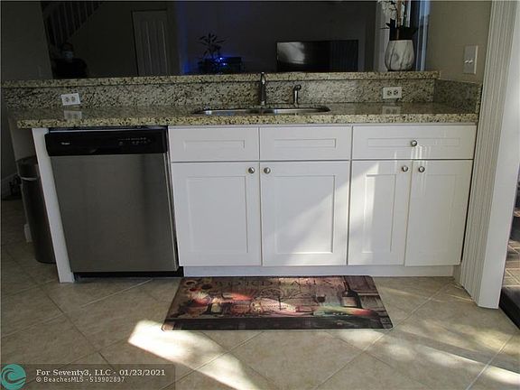 4th image of 271 NW 36th Ave #271