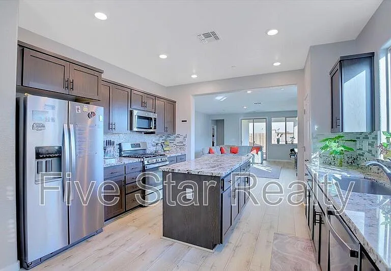 2203 Woodlet St — Photo 6