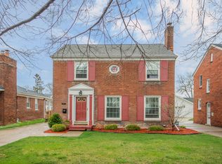 1907 Beaufait Dr, Grosse Pointe Woods, MI 48236