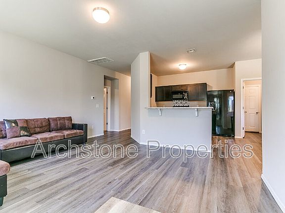 4th image of 1308 Dustin Dr