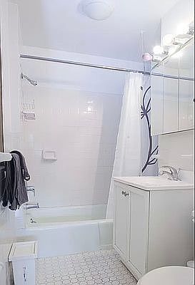 4th image of 225 E 82nd St #6F