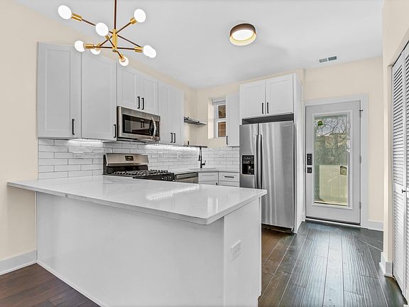2nd image of 6140 N Lakewood Ave APT 3
