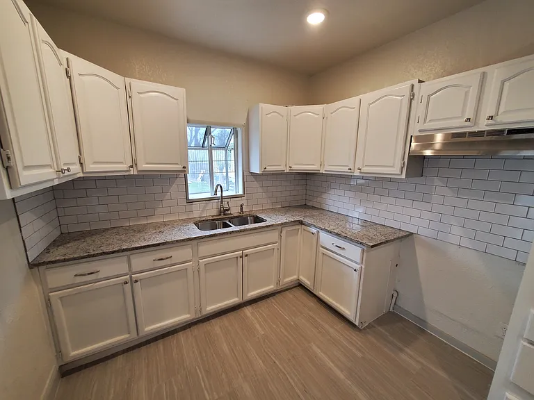 1923 W Poplar St — Photo 25