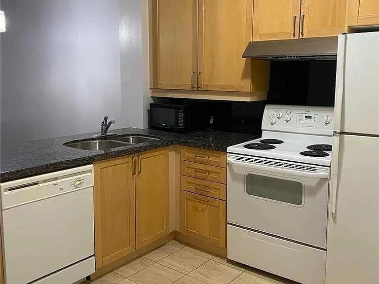 55 Bloor St E #709 — Photo 4