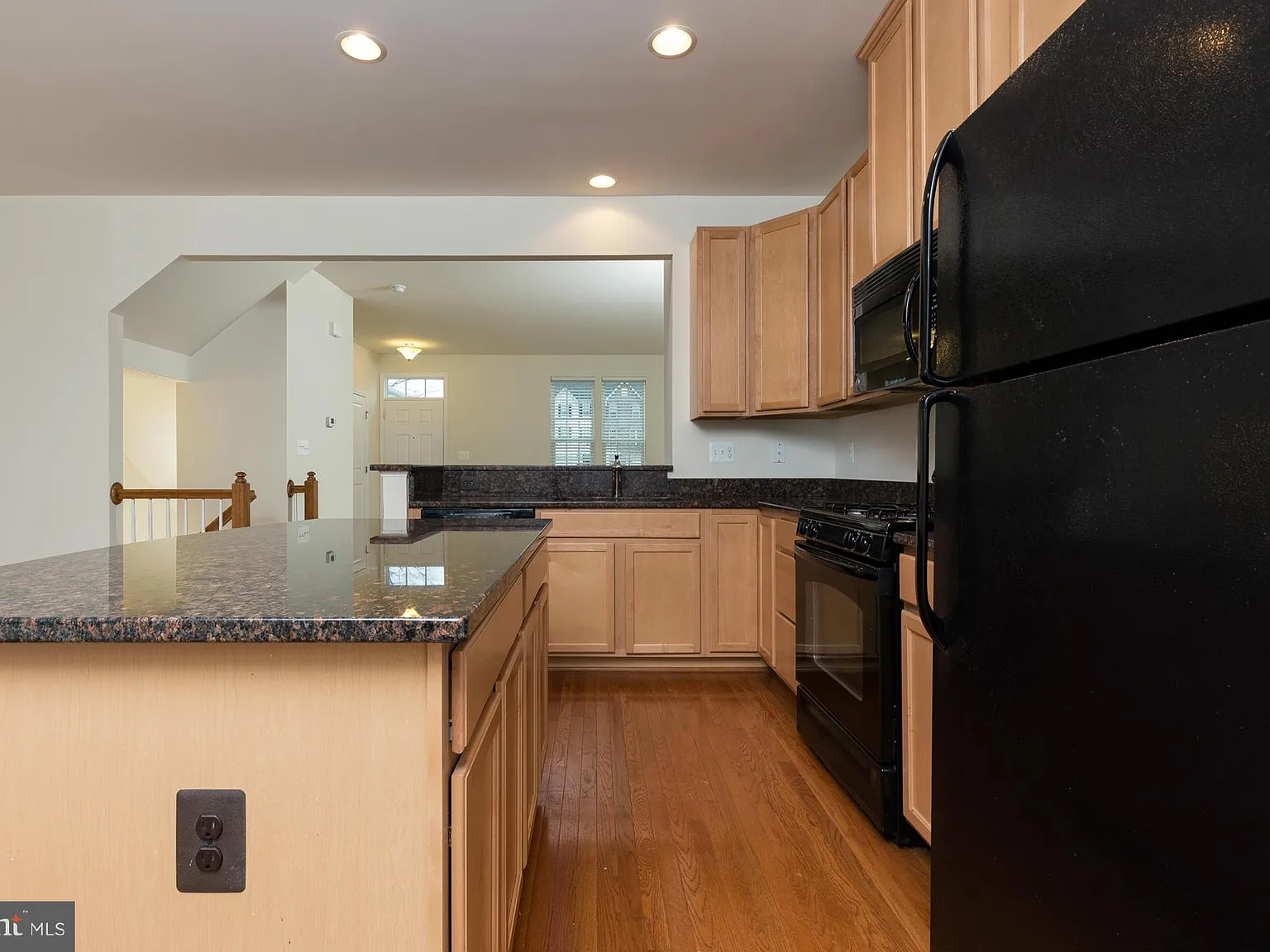 3 bed, 2.5 bath, 2160 sqft, $2,450 — Photo 4