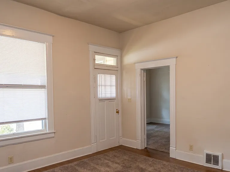 1207 E Elm St — Photo 7