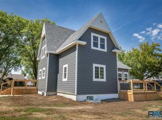 111 N 10th St, Beresford, SD 57004