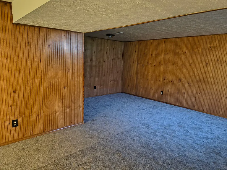 2091 & 2095 Berger Ave #2091 — Photo 11