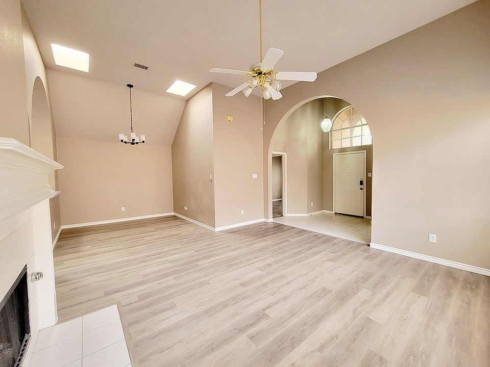 1st image of 3152 Kings Canyon Dr