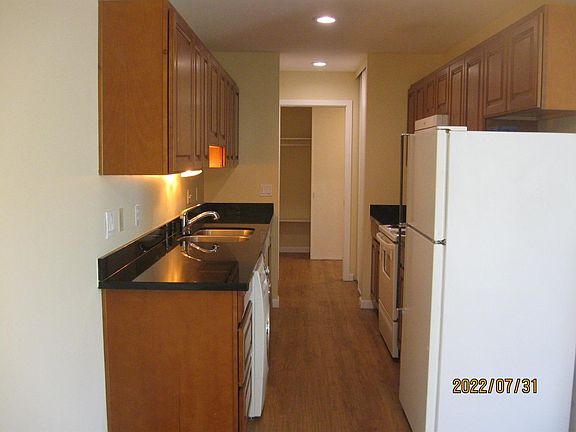 4th image of 417 Bellevue Way SE #301