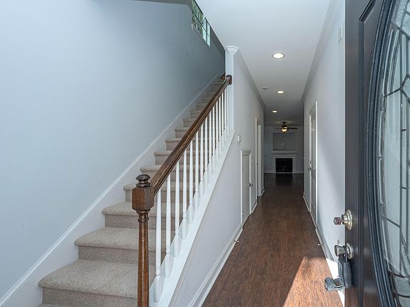 3rd image of 187 W Pine St