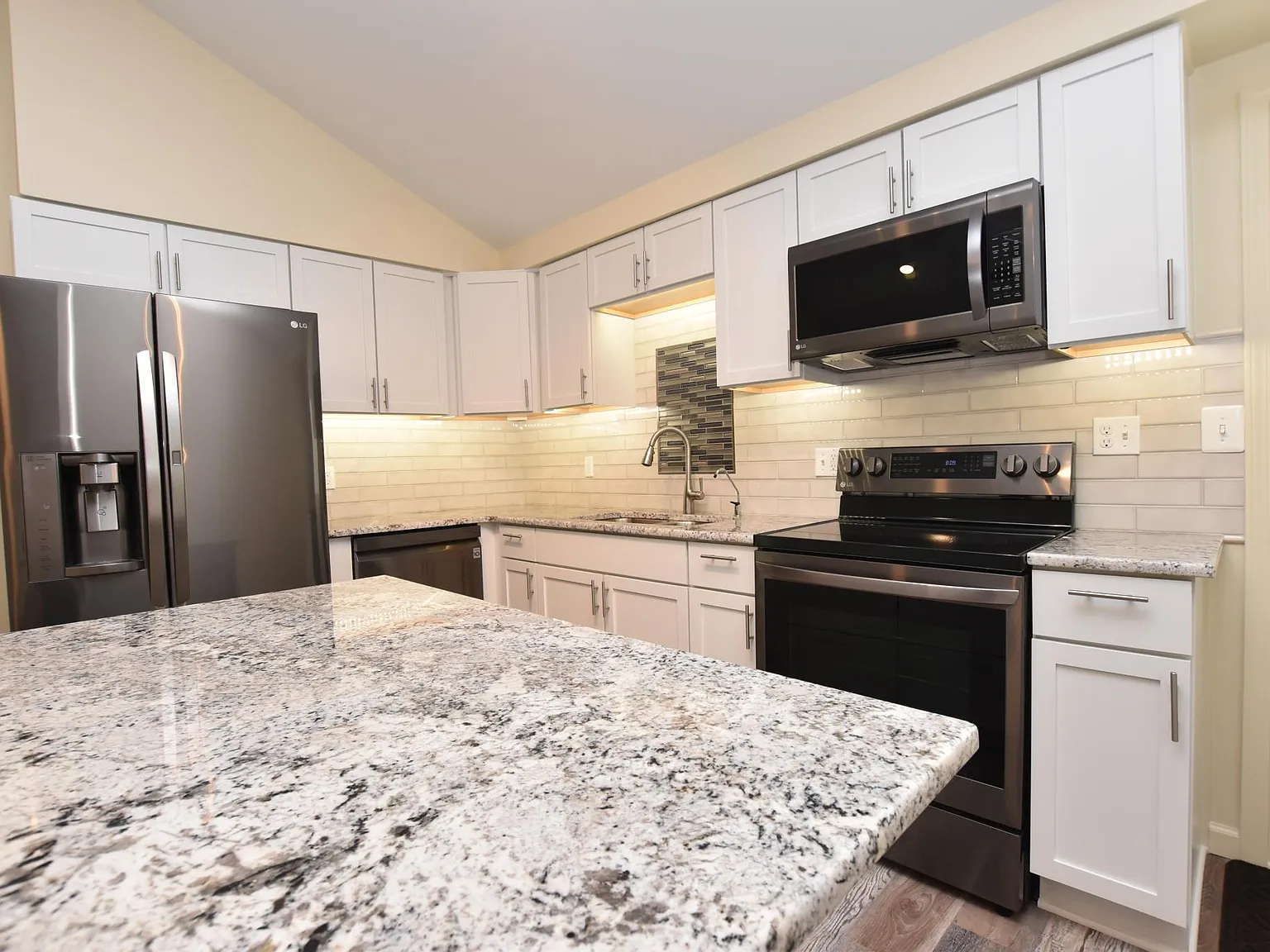 3 bed, 1.5 bath, 1400 sqft, $2,250 — Photo 4