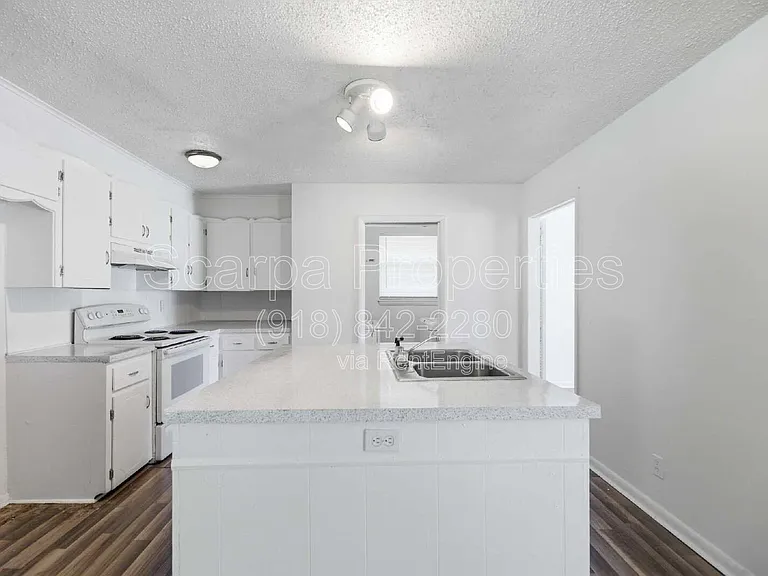 313 E Woodrow Pl — Photo 11