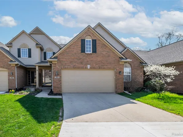 1375 Waverly Dr, White Lake, MI 48386