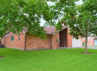 1001 Molina Dr, Angleton, TX 77515