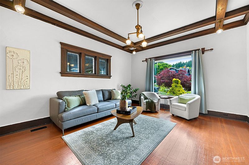 5th image of 905 E Maple Street