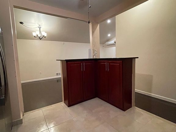 4th image of 305 Elverton Ave