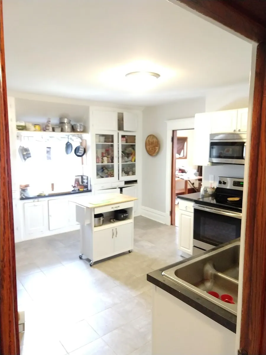 Large kitchen. All stainless appliances. New oven (2026). New microwave (2026). Built-in cabinets. - 1907 Franklin Ave SE #2