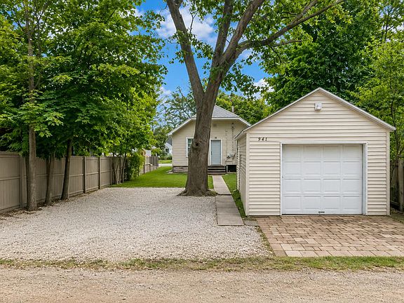 4th image of 942 Ada Ave