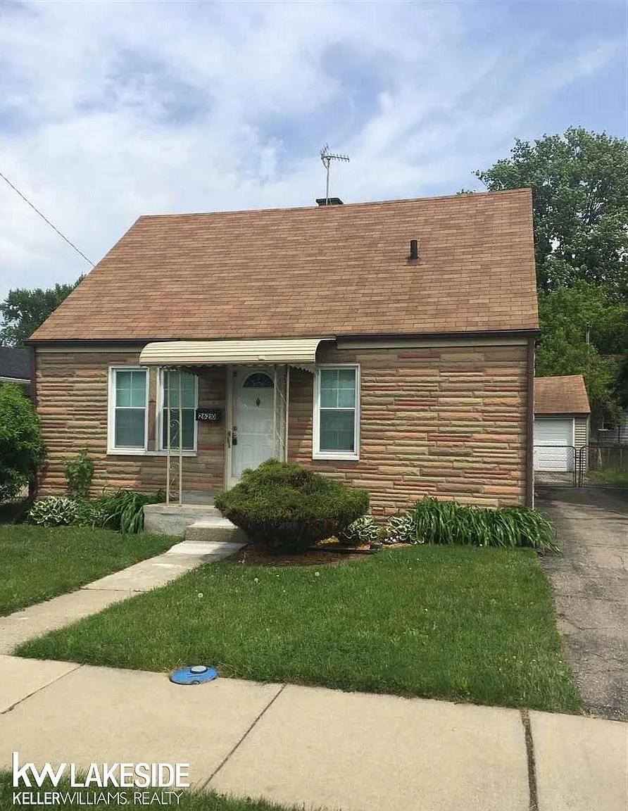 26210 Clancy St photo 1