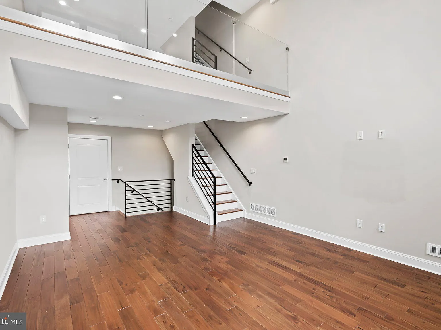 3 bed, 3.0 bath, 3000 sqft, $3,995 — Photo 3