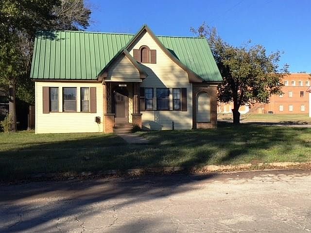 1st image of 521 Cedar St