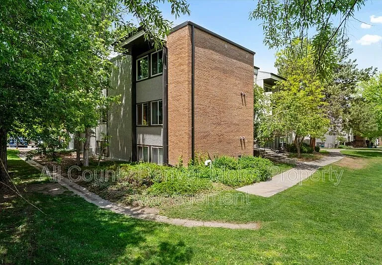 1400 Golden Cir #306 — Photo 24