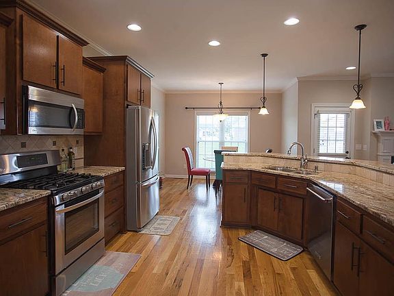 3rd image of 479 Montrose Ct