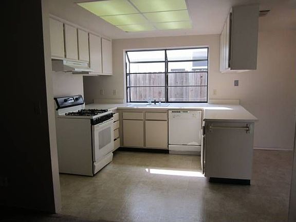 Kitchen Gas Stove & Dishw