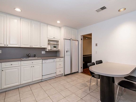 5th image of 51 Acorn Ponds Dr