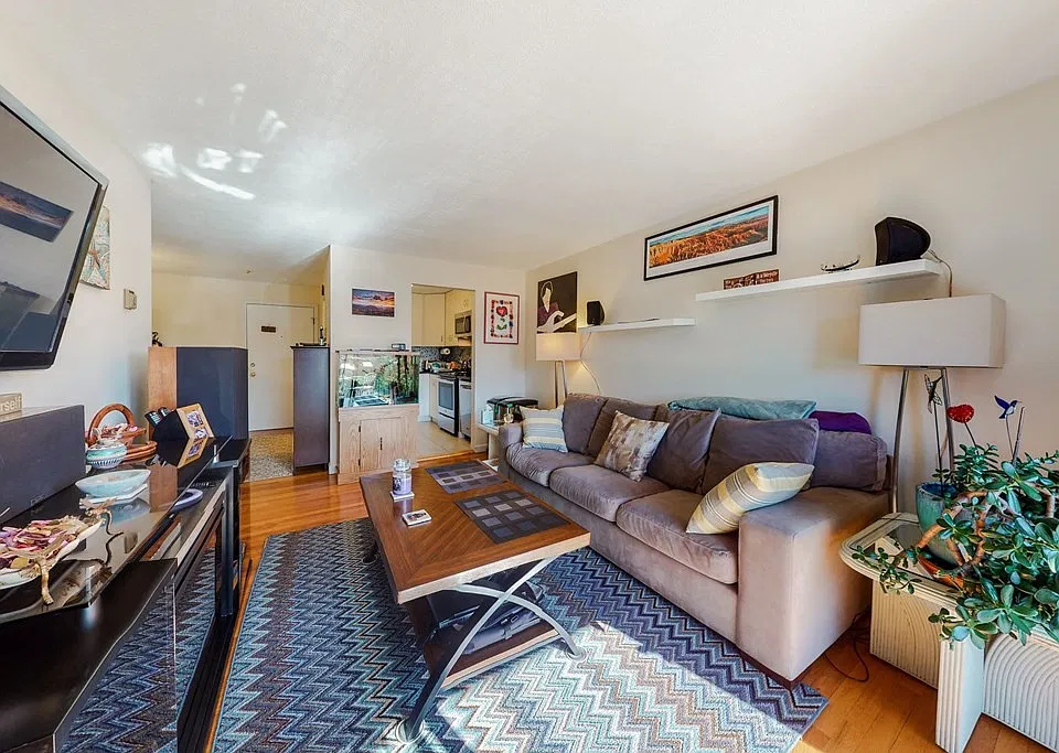 655 Saw Mill Brook Pkwy #19