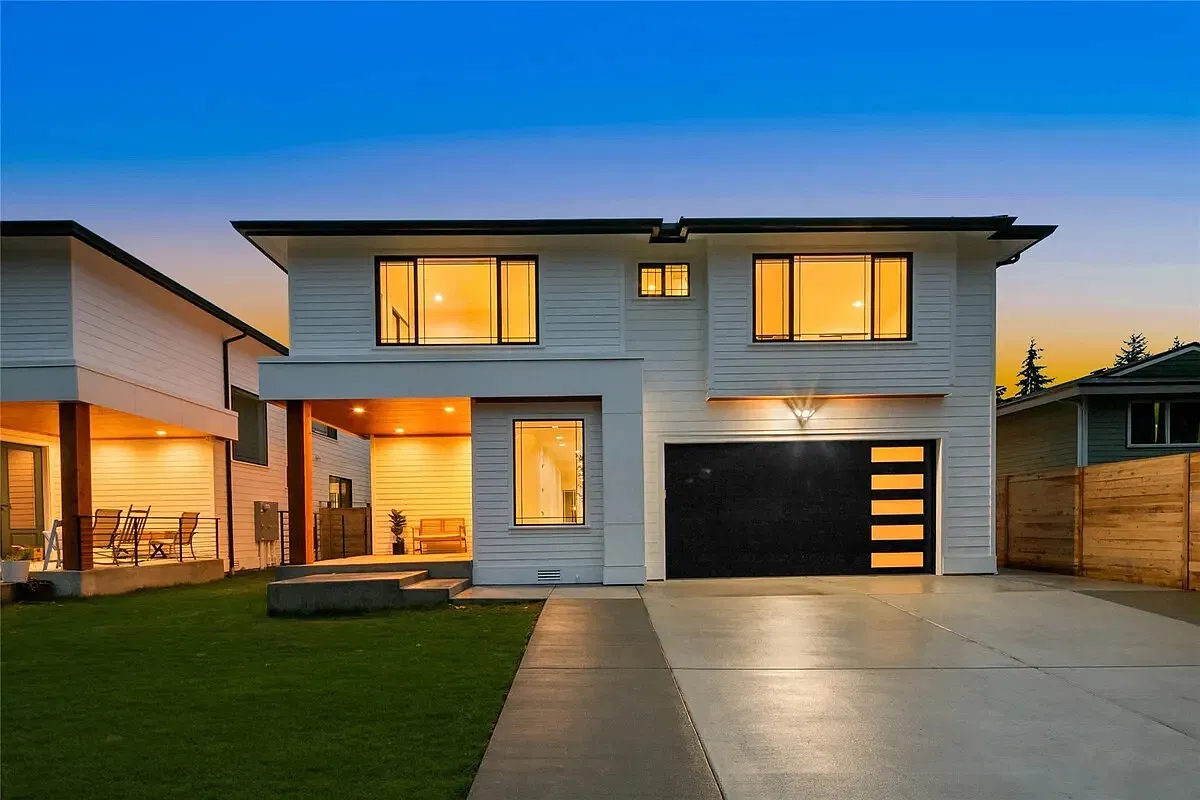 6 bed, 5.5 bath, 4180 sqft, $945 — Photo 1