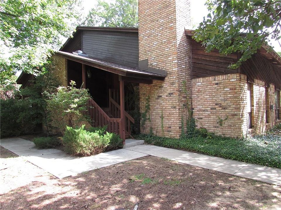 1st image of 1909 Hollyhill Ln