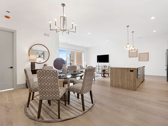 2nd image of 1548 W Ardmore Ave #3C