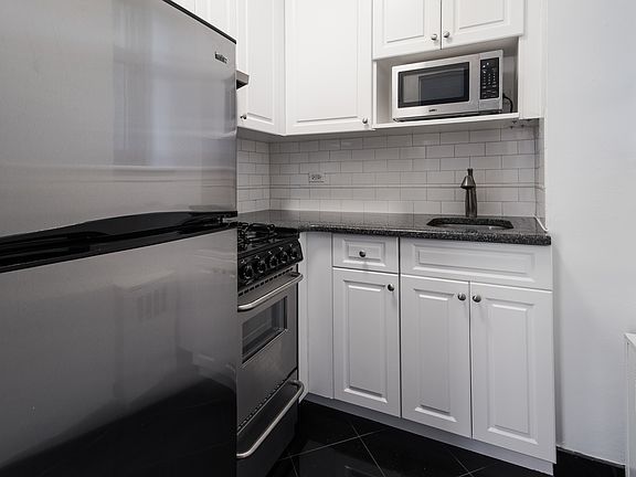 4th image of 4 Park Ave APT 8R