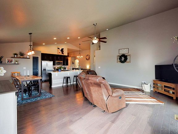 04 - Living room.jpg