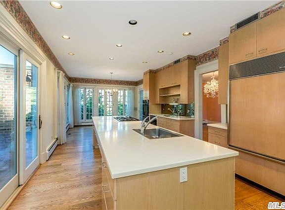 4th image of 223 Bay Ave