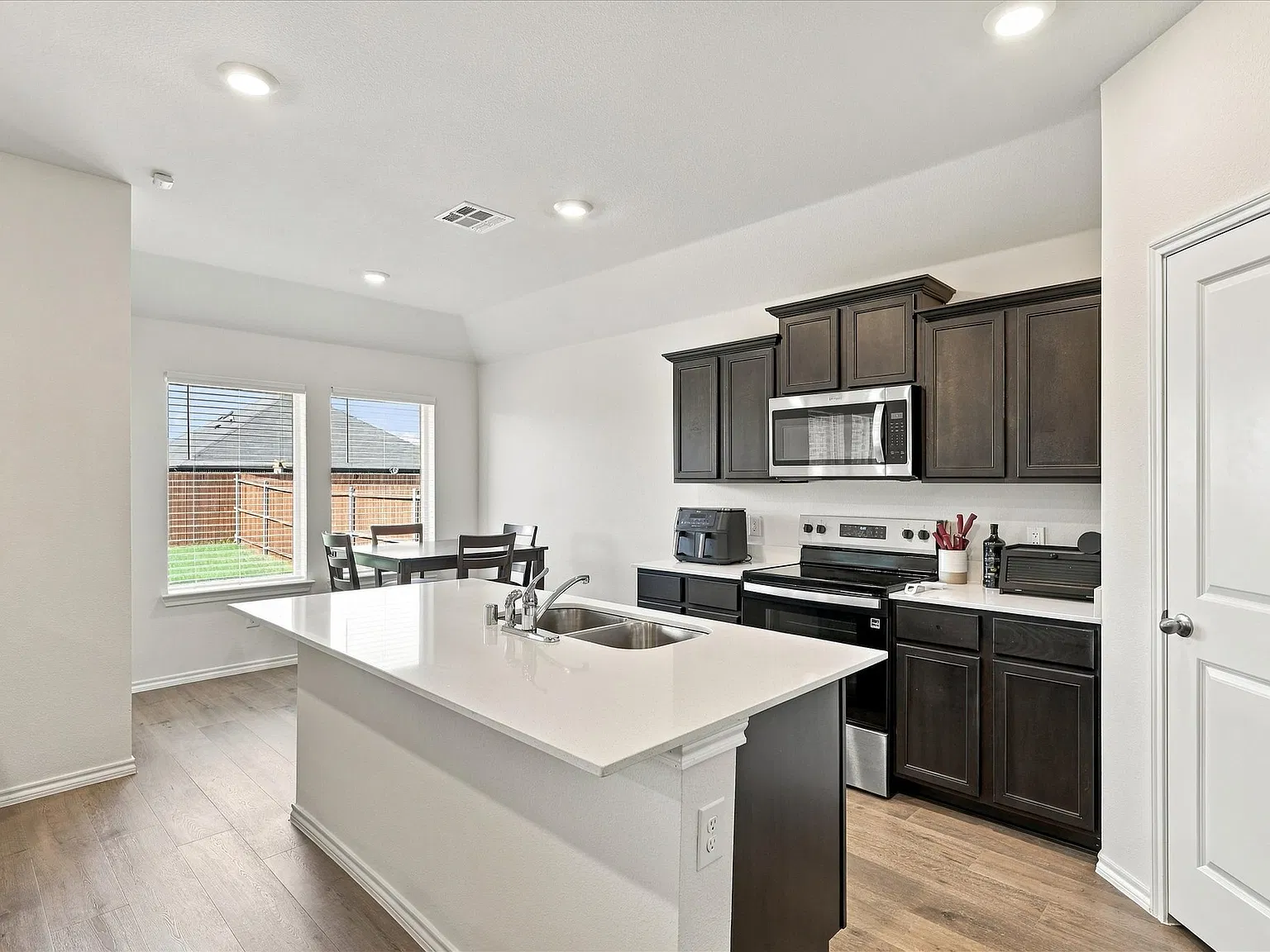3 bed, 1294 sqft, $1,950 — Photo 3