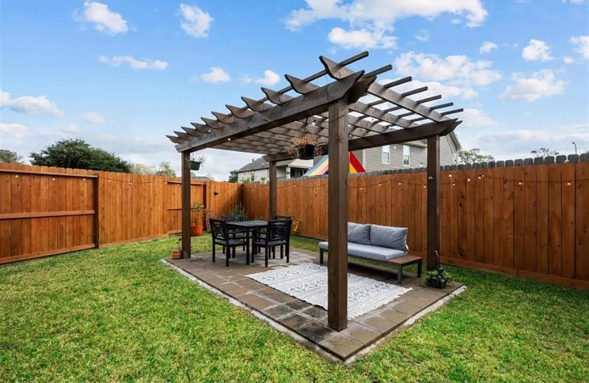 3 bed, 2.5 bath, 2035 sqft, $2,800 — Photo 2