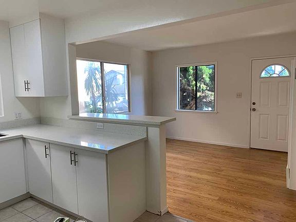 2nd image of 1917 Vanderbilt Ln APT 1