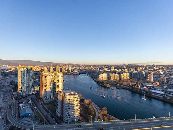 5th image of 3902-1033 Marinaside Cres #3902