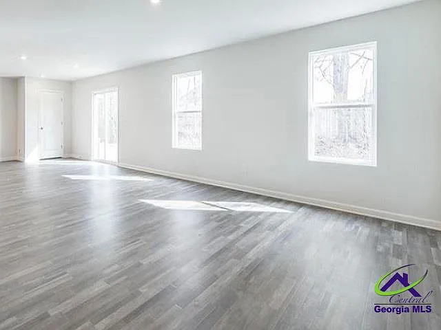5 bed, 3.0 bath, 2176 sqft, $2,400 — Photo 4