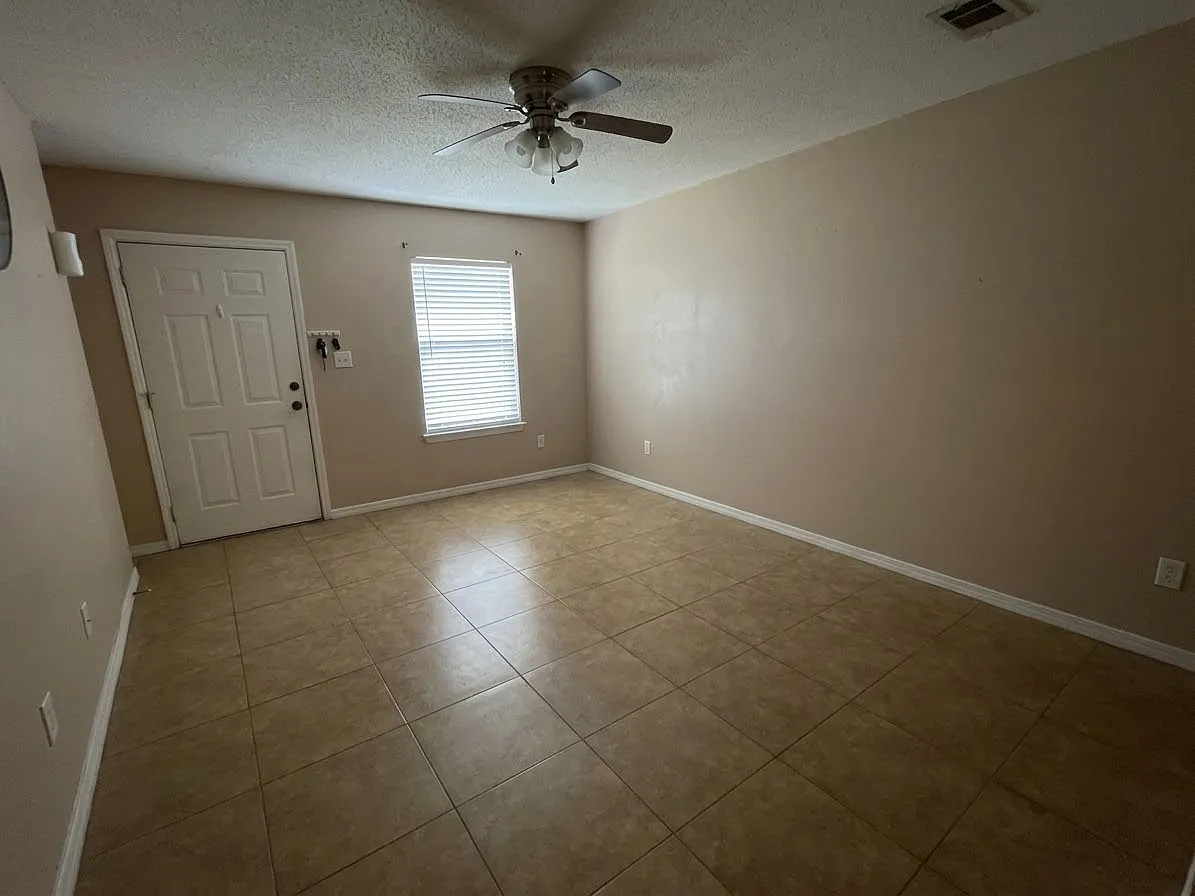 2 bed, 1.5 bath, 906 sqft, $1,400 — Photo 2