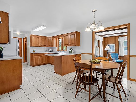 3rd image of 935 Marvelle Ln