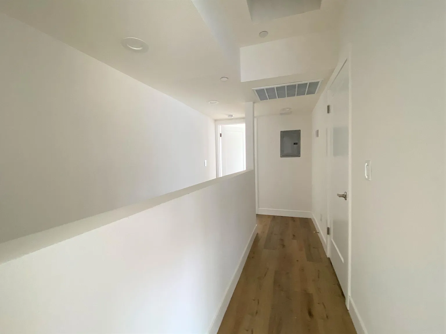 545 1/2 N Kingsley Dr — Photo 2