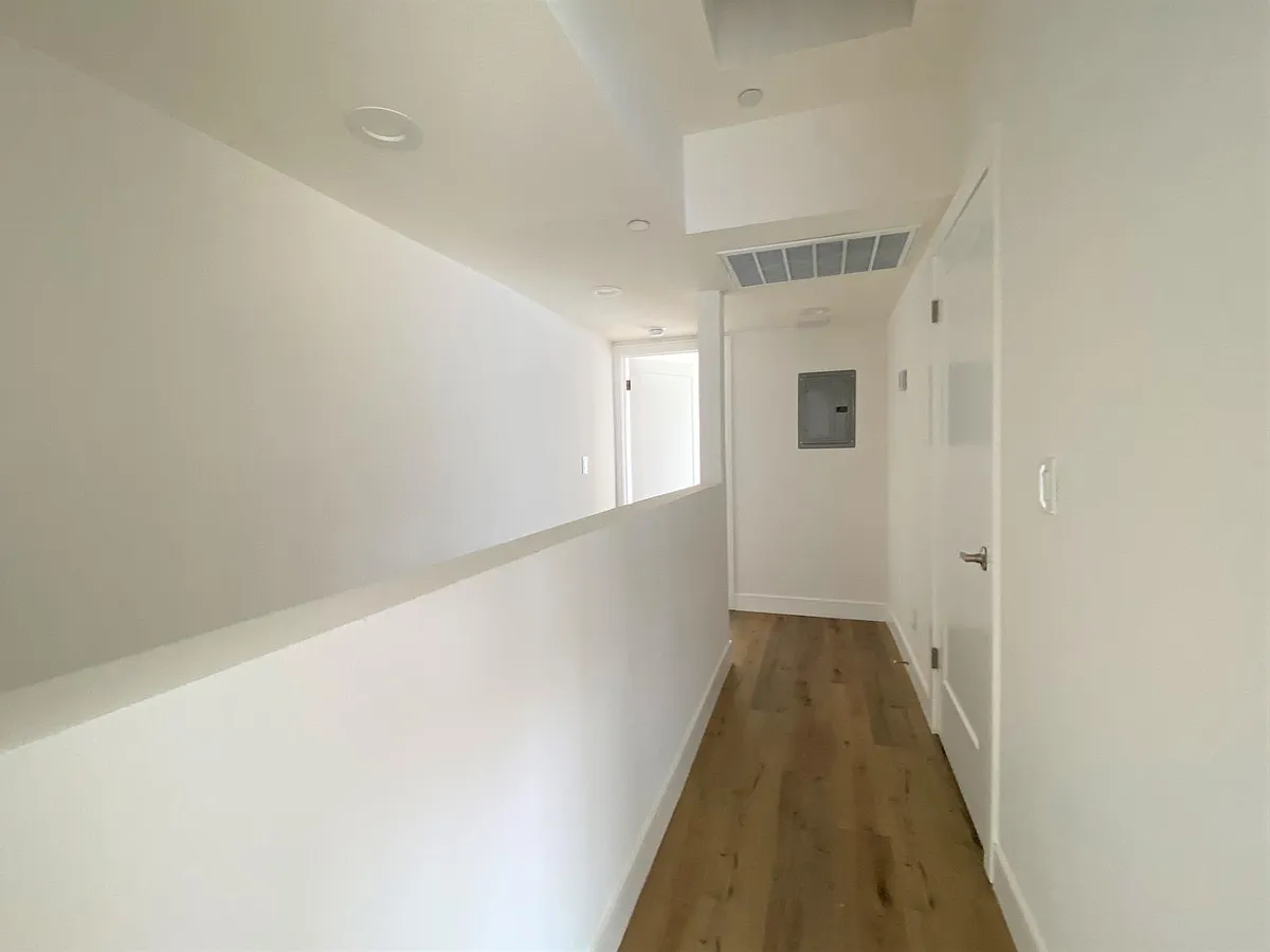 Building Photo - 545 1/2 N Kingsley Dr