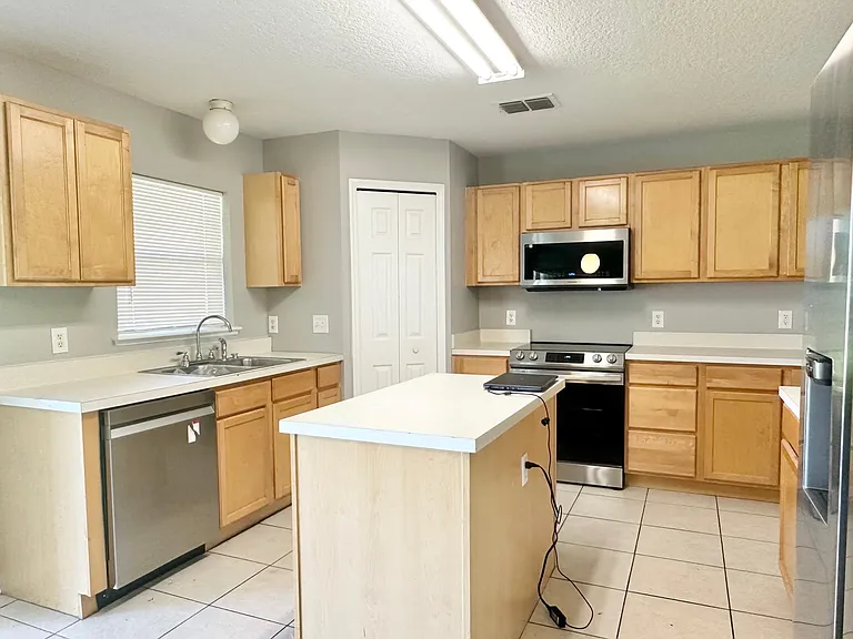 4021 Greenleaf Dr — Photo 9