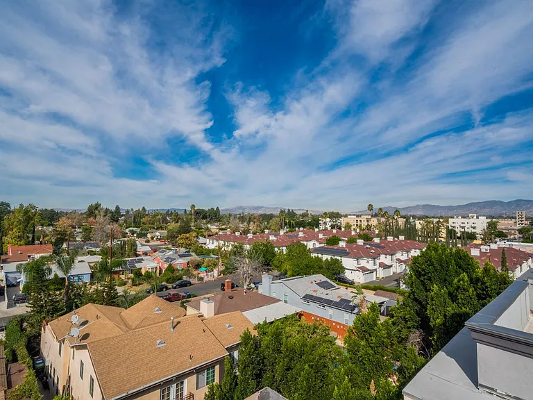 Chateau Regent Apartments — Photo 5